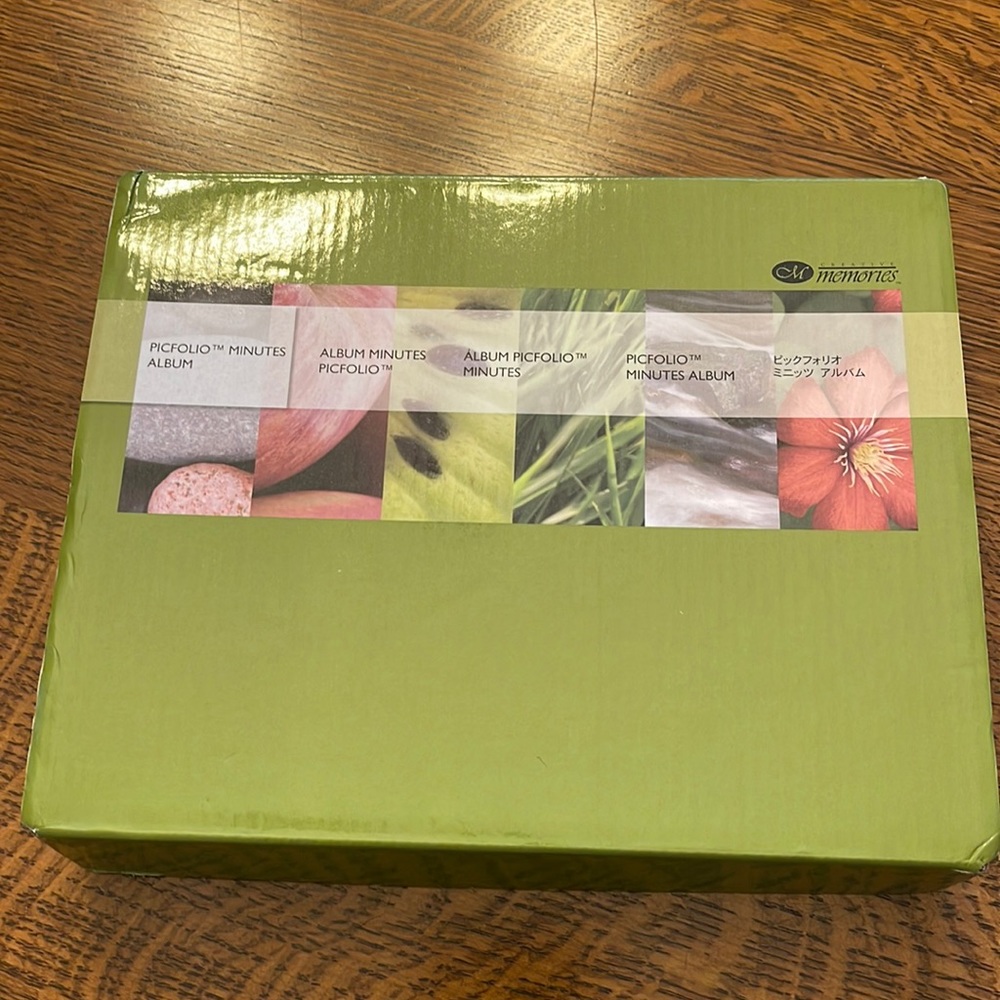 Creative Memories Picfolio Minutes album in a pretty green. New!